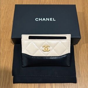 CHANEL Gabrielle card holder beige/black